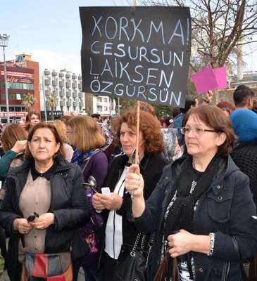 Denizli'de kadına şiddete kaşıklı ve sazlı protesto