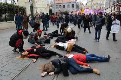İstiklal Caddesi'nde kadın cinayetlerini resmettiler