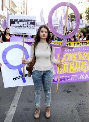 Kadınlar yürüyüşte erkek şiddetine tepki gösterdi