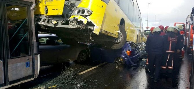 İstanbul'da metrobüs yoldan çıktı: 11 yaralı