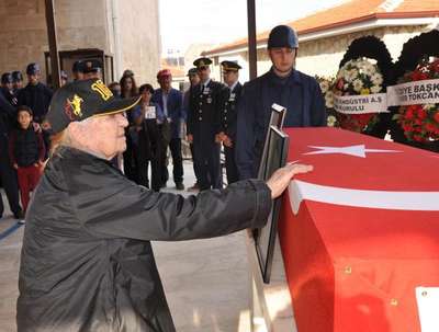 Efsane pilot Necati Artan, son yolculuğuna uğurlandı