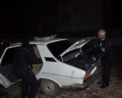 KOVALAMACA SONUNDA DURDURULAN OTOMOBİLDE KAÇAK SİGARAYA 2 GÖZALTI