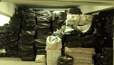 İzmir'de 105 bin paket kaçak sigara ele geçirildi