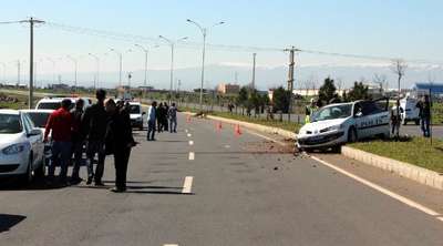 Diyarbakır'da polis aracı takla attı: 2 yaralı