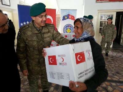 Mehmetçiğin yardım ettiği 80 yaşındaki Kosovalı kadın, komutanın elini öpmek istedi...