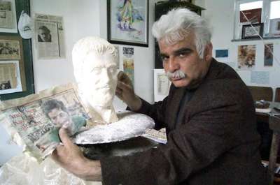 Yarışmayı kazanana Yaşar Kemal heykeli