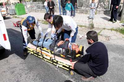Kaza sırasında kaskı fırlayan motosikletli başından yaralandı