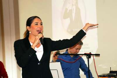 Nilay Dorsa engelli anneleri için konser verdi