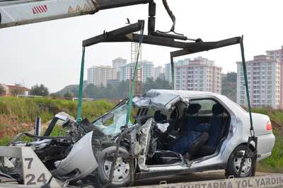 Otomobiliyle beton mikserine çarpan doktor öldü