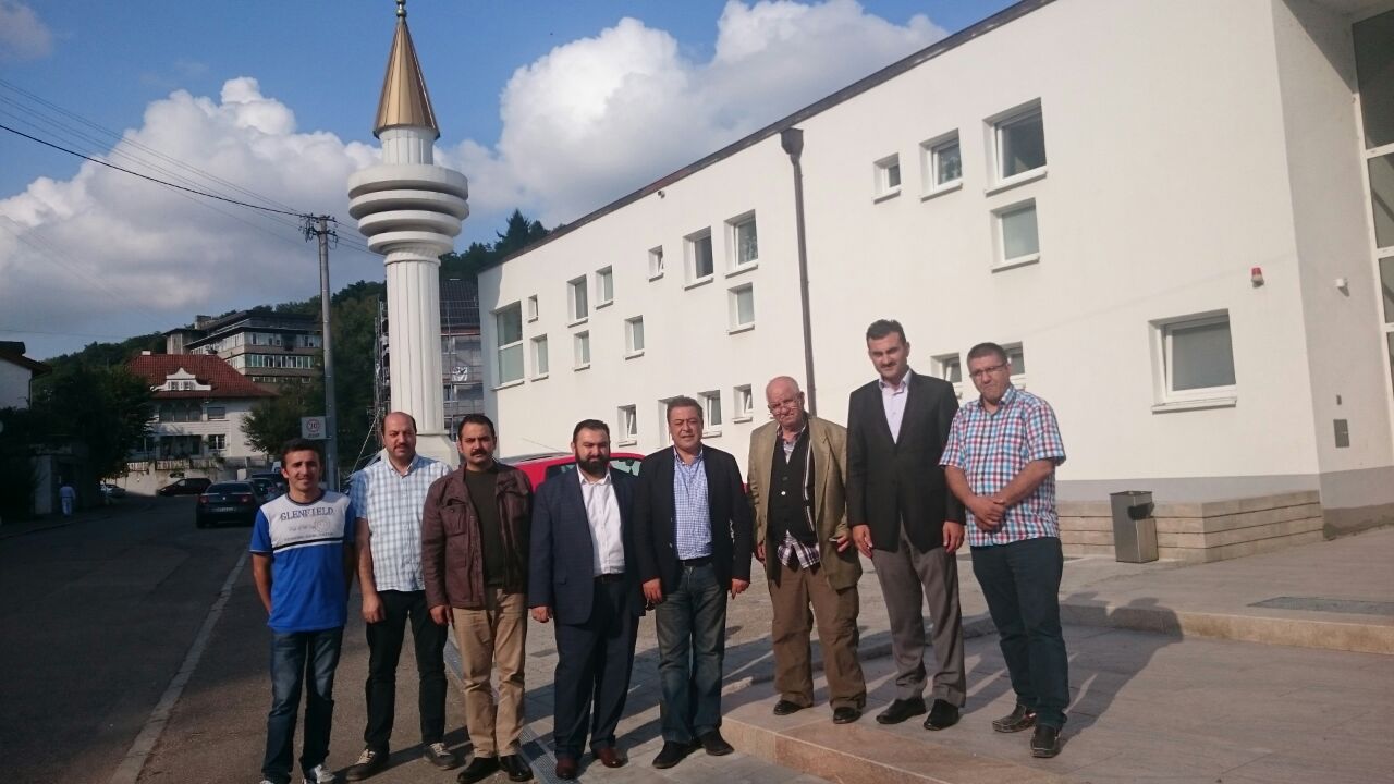 CHP'den saldırıya uğrayan camiye ziyaret