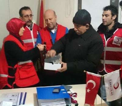 KIZILAY’DAN GIRTLAK KANSERİ KIBRIS GAZİSİNE KONUŞMA CİHAZI YARDIMI