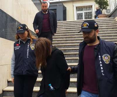 Çaldıkları imitasyon çıkan bilezikleri bozdururken yakalandılar