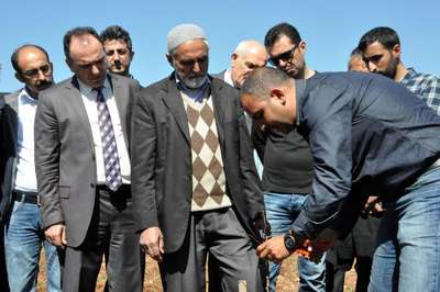Kahtalı çiftçilere badem ağacı budama eğitimi verildi