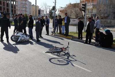 Motosiklet bisiklete çaptı: 2 yaralı