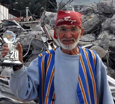Akşam plaket verildi, sabah işyeri yıkıldı