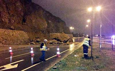 GEBZE'DE YAMAÇTAN YUVARLANAN KAYALAR YOLU KAPATTI
