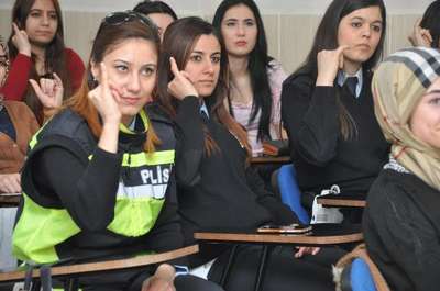 Trafik polisleri, 'işaret dili' kursunda