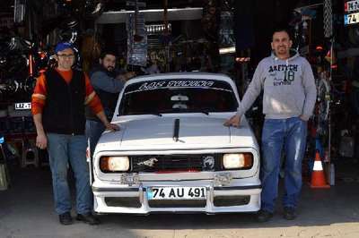 Samanlıkta çürüyen otomobili yeniledi
