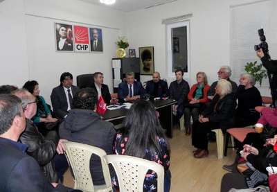 CHP'li Balbay Foça'da partililerle buluştu