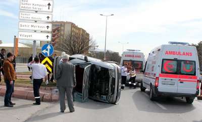 Hamile kadını taşıyan ambulans kaza yaptı: 3 yaralı