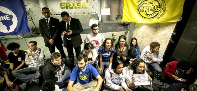 Brezilya'da öğrenciler başkanlık ofisini işgal etti