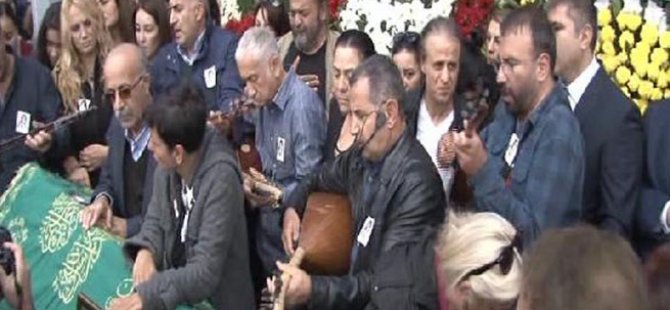 Eşini bağlama çalarak uğurladı