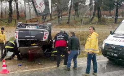 TAKLA ATIP TERS DÖNEN OTOMOBİLDE 3 KİŞİ YARALANDI