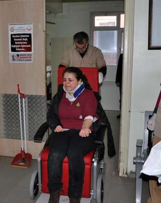 SORGUN'DA ÖĞRETMEN SERVİSİ ŞARAMPOLE DEVRİLDİ: 12 YARALI