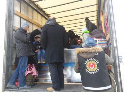 Hamzabeyli’de TIR dorsesinde 70 kaçak yakalandı