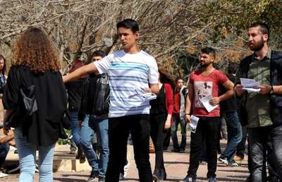 Çevik Kuvvet, halay çeken öğrencilere sırtını döndü