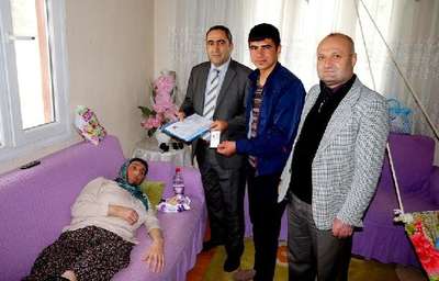 Annesi yatalak olan gence kimliği, evinde teslim edildi