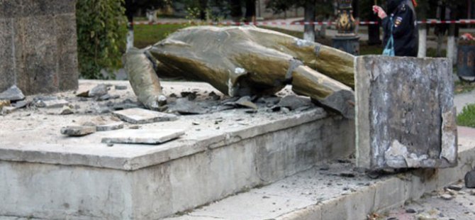 Lenin heykeli yıkıldı
