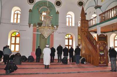 İmam ile dernek başkanının tarihi camiye klima kavgası