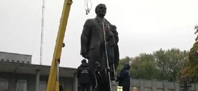 Ukrayna'da bir Lenin heykeli daha söküldü
