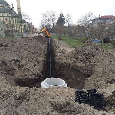 Toprağın altında kalan işçi yaralandı