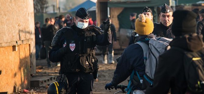 Calais'den ayrılmayan sığınmacılar gözaltına alındı