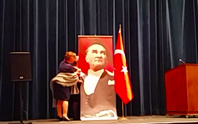 Frankfurt'taki resepsiyonda Atatürk fotoğrafı krizi