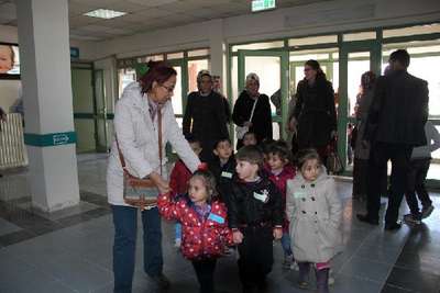 Minik öğrencilerden doktorlara sürpriz ziyaret