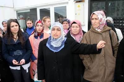 Tekstil işçileri fabrikada gece gündüz nöbet tutuyor