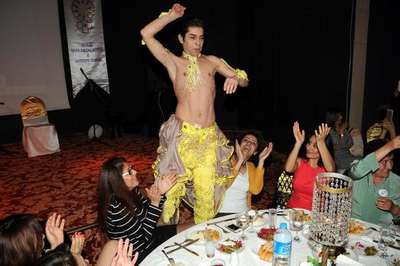 Kadın dernek başkanı, dansözü sahneden indirdi