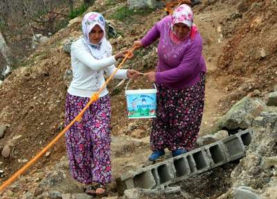 Heyelanın böldüğü yolun karşısına iple geçiyorlar