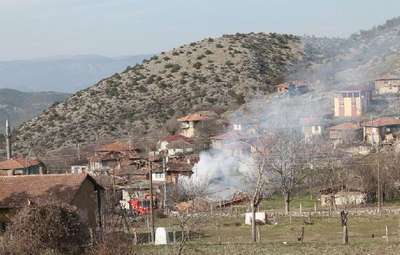 Köydeki yangında 3 ev yandı