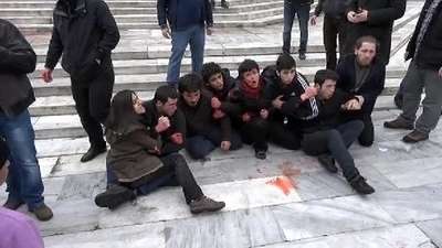 Gezi Parkı merdivenlerinde Berkin Elvan eylemine polis müdahalesi
