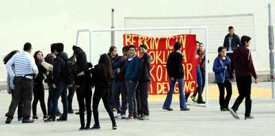 Berkin Elvan için lise bahçesindeki kale direğine bez afiş astılar