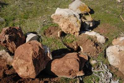 Şarkikaraağaç'ta el bombası ve patlayıcı bulundu