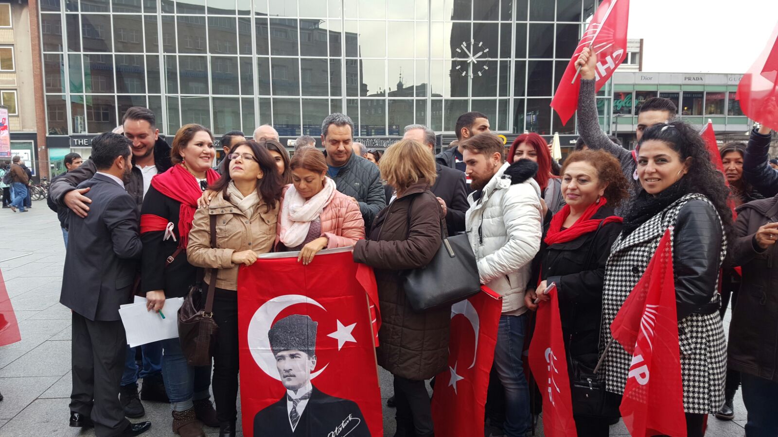 CHP'den Köln'de Cumhuriyet operasyonlarına tepki