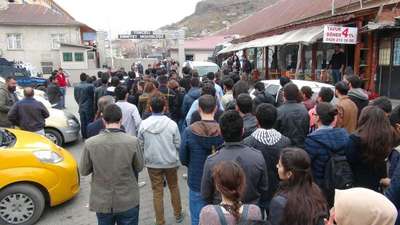 Üniversite öğrencileri tutuklanan arkadaşları için emniyete yürüdü