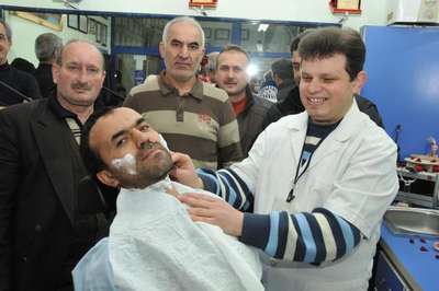 Kocaeli Berberler Odası'ndan 'Jiletler Çöpe Atılmasın' kampanyası