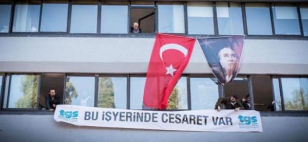 Cumhuriyet'e 'Bu iş yerinde cesaret var' pankartı