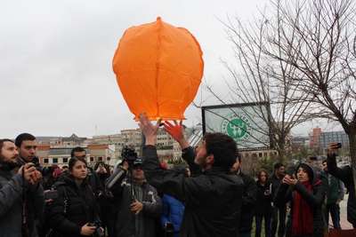 Berkin Elvan için dilek feneri uçurdular